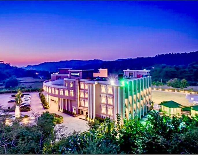 Golden Tulip Chandigarh, Panchkula Bagian luar foto